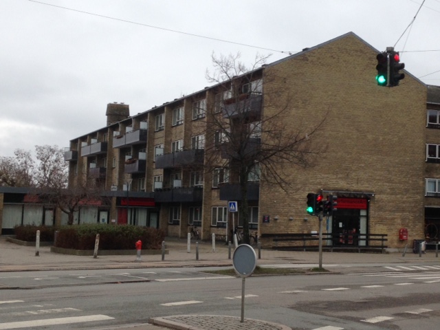 Flotte og alsidigt anvendelige butiks-, klinik-, undervisningslokaler centralt p Frederikssundsvej med kkken og badefaciliteter m.v. til leje med hurtig overtagelse.